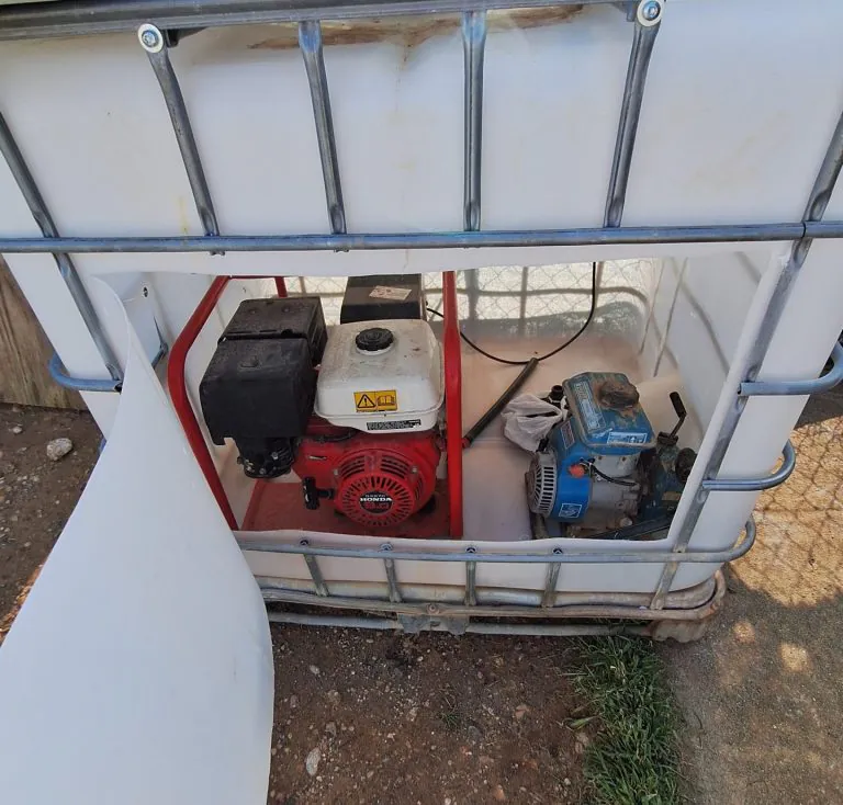 Benzinbetriebener Generator im Tierschutzprojekt in Griechenland zur Stromversorgung von Beleuchtung und Infrastruktur. Offgrid-Energie, Vanlife, autarke Stromversorgung und nachhaltige Unterstützung für Hunde im Tierheim.