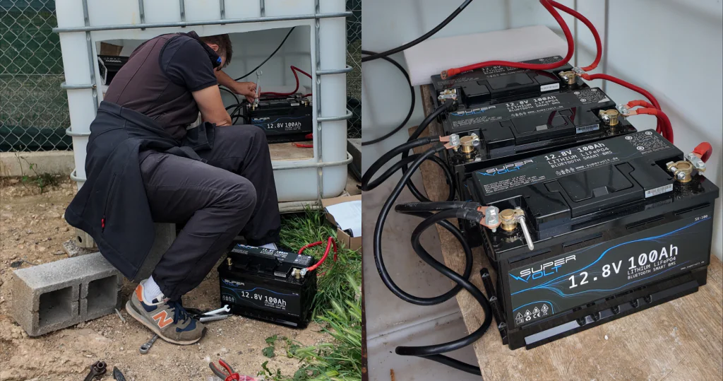Die Bildcollage dokumentiert den Einbau mehrerer Supervolt Refurbished LiFePO4-Batterien in einem Tierschutzprojekt in Griechenland. Zu sehen sind die Verkabelung der Energiespeicher, die Installation im Technikbereich sowie die fertig angeschlossenen Batterien. Das Solarprojekt dient dem Aufbau einer zuverlässigen und nachhaltigen Offgrid-Stromversorgung für Beleuchtung, Infrastruktur und die Versorgung der Hunde im Tierheim. Die Umsetzung erfolgt im Rahmen eines ehrenamtlichen Tierschutzprojekts von adVANturetimewithus.